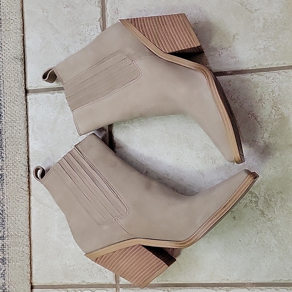 Boots - Picture 3 of 4
